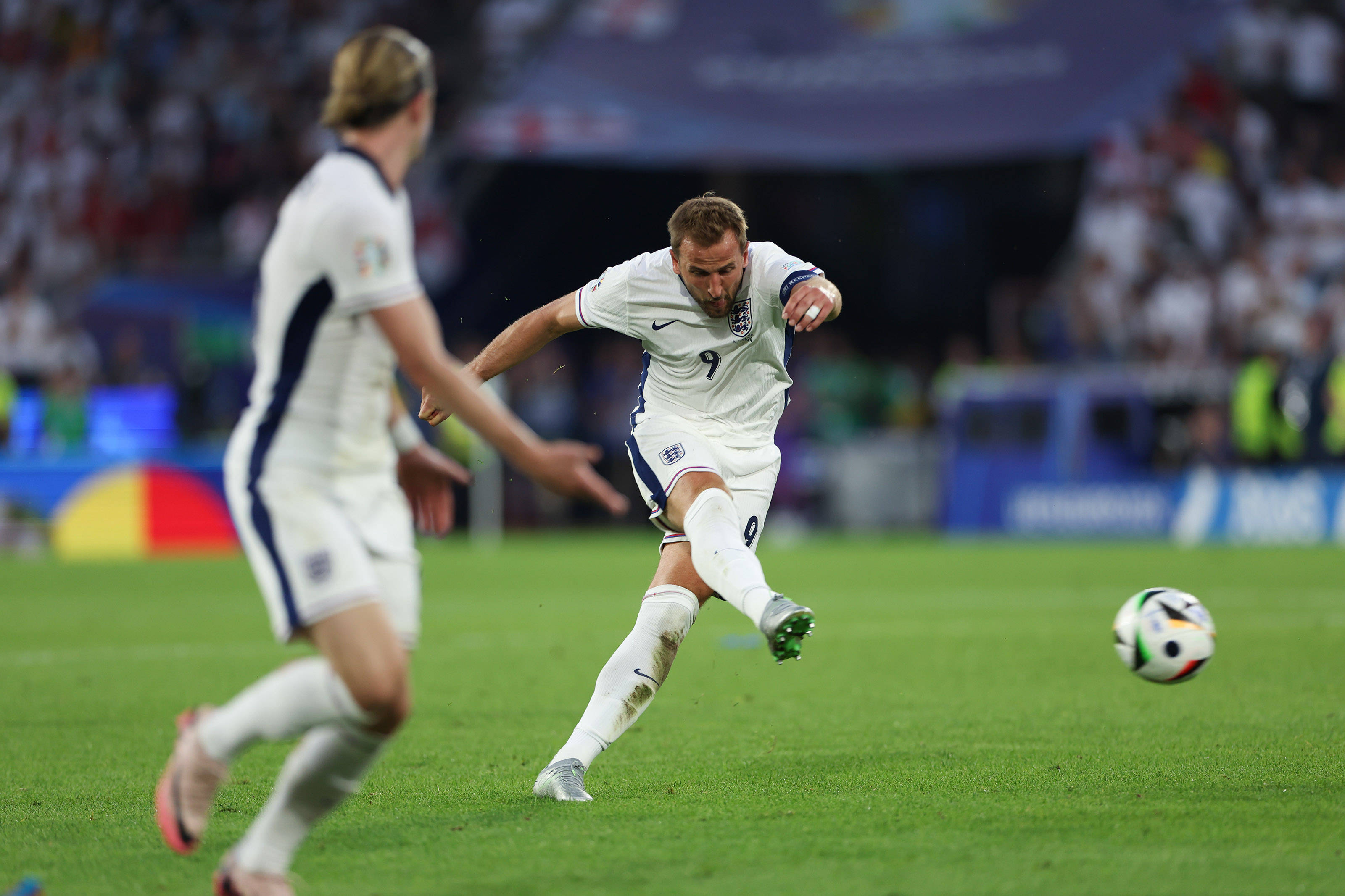 关于英格兰队主场失利，险胜晋级欧洲杯的信息