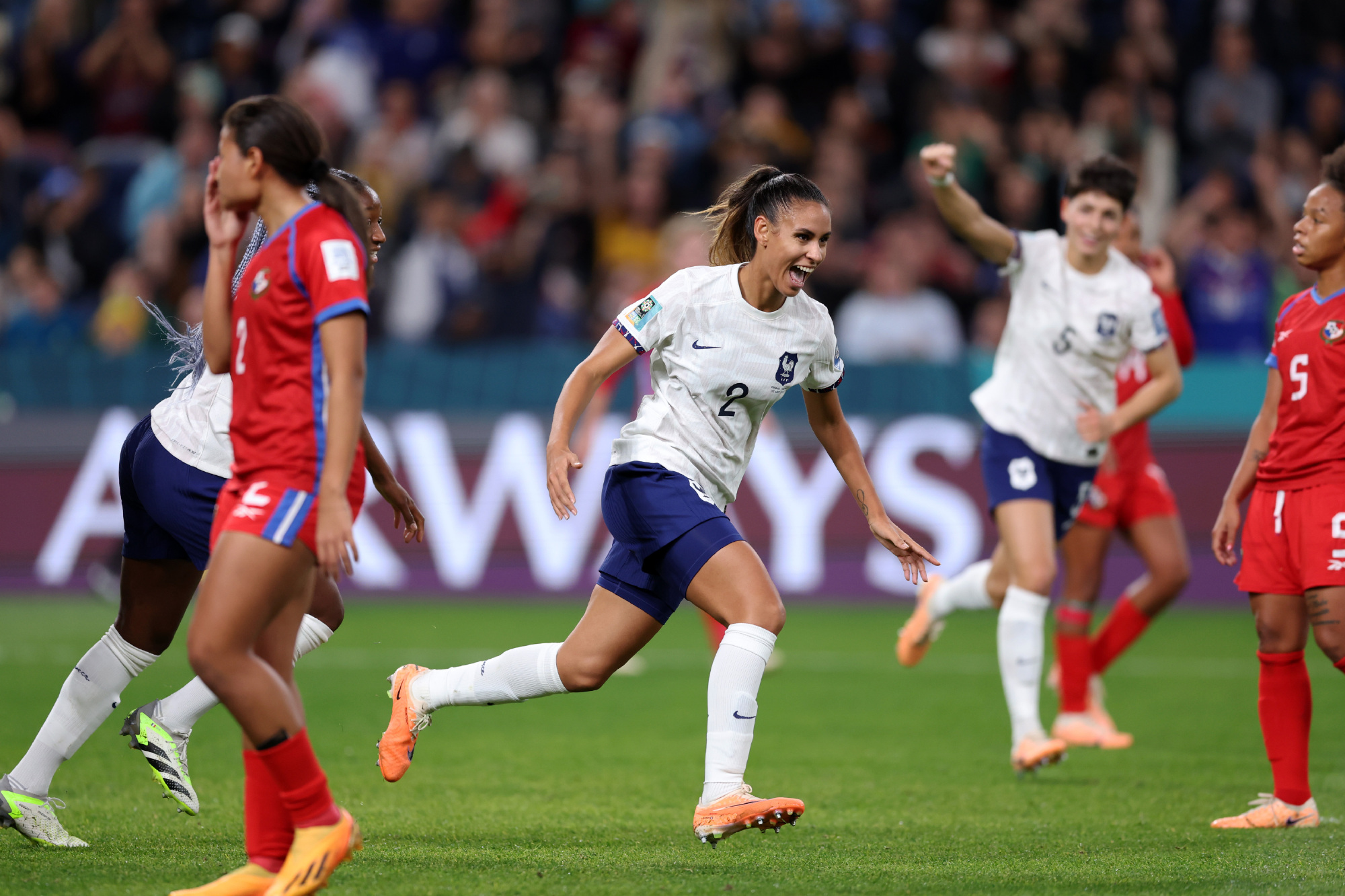 包含巴拿马女足首次参加国际比赛的词条