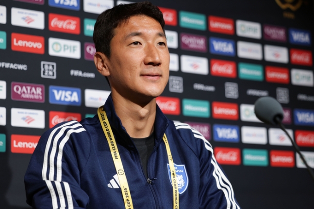 非洲足球联赛球员投入激烈比拼