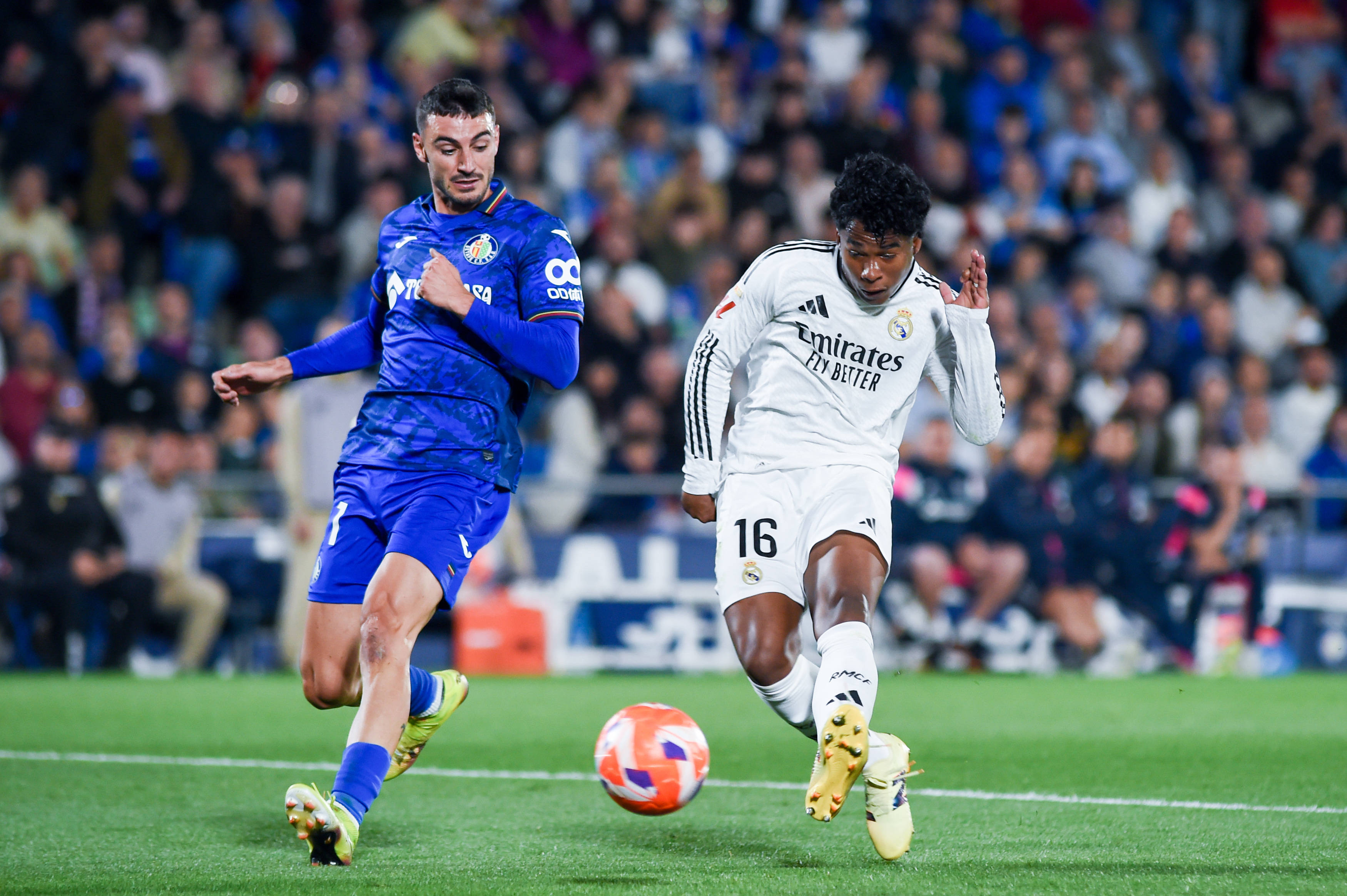 包含赫塔菲客场逆转维戈塞尔塔，积分追平的词条