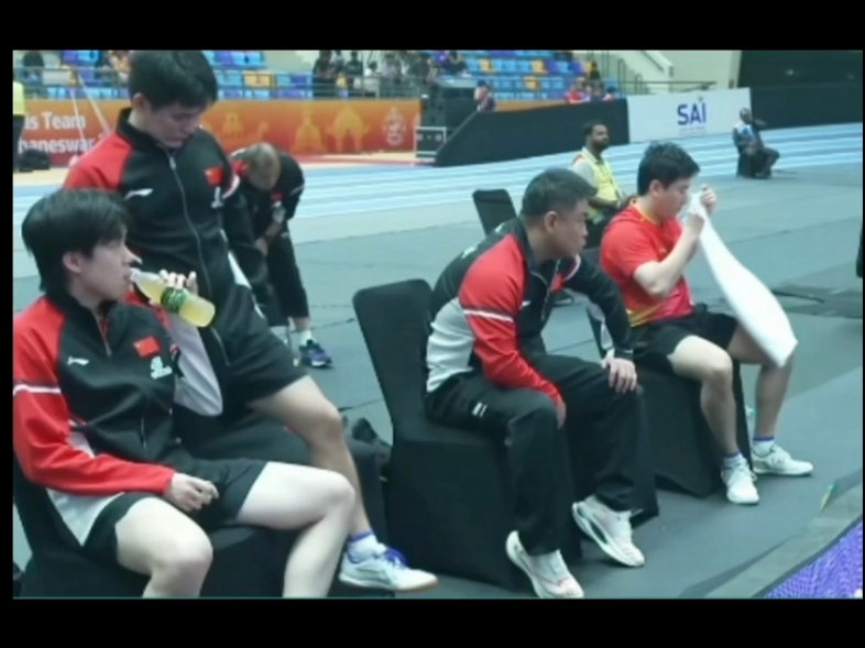 中国队碾压日本队，梁靖崑点燃赛场