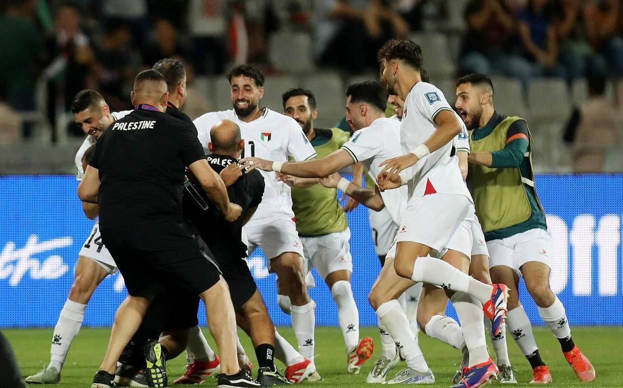 双方球队角逐中的碰撞令人震撼